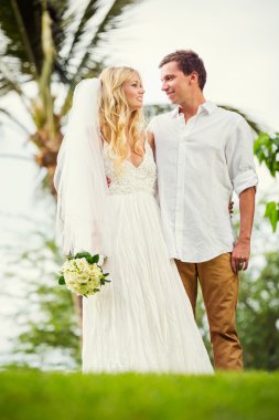 Gelin ve damat gün batımında