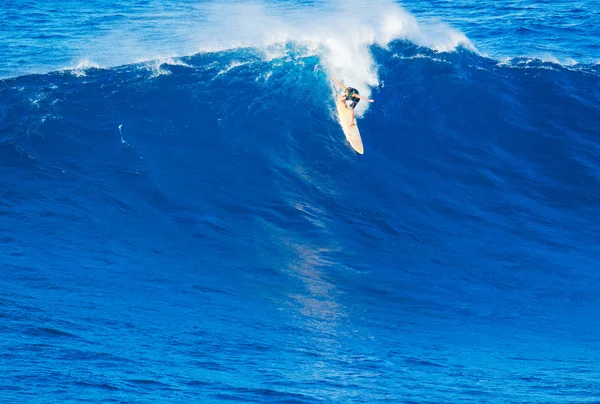 Surfer paardrijden gigantische golf — Stockfoto