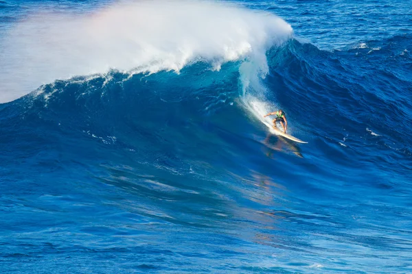 Surfer riding giant wave — Stock Photo, Image