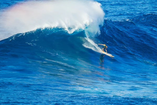 Surfer riding giant wave — Stok Foto