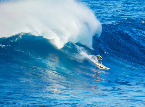 sörfçü sürme dev dalga