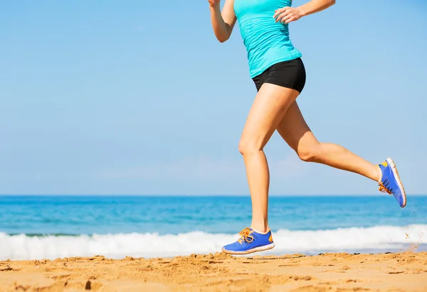 Donna che corre sulla spiaggia — Foto Stock