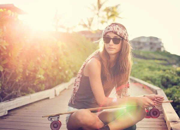 Bela jovem com um skate — Fotografia de Stock