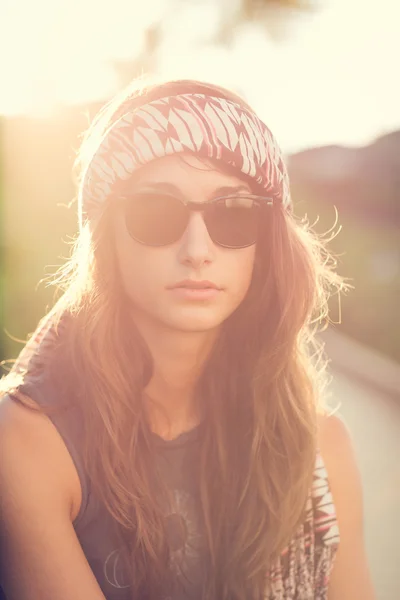 Retrato de estilo de vida de moda de hermosa mujer joven — Foto de Stock