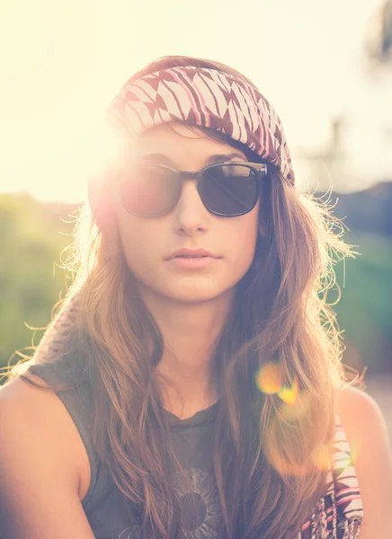 Retrato de estilo de vida de moda de hermosa mujer joven — Foto de Stock