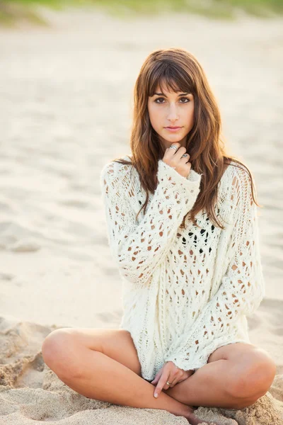 Mode levensstijl, mooie jonge vrouw op het strand bij zonsondergang — Stockfoto