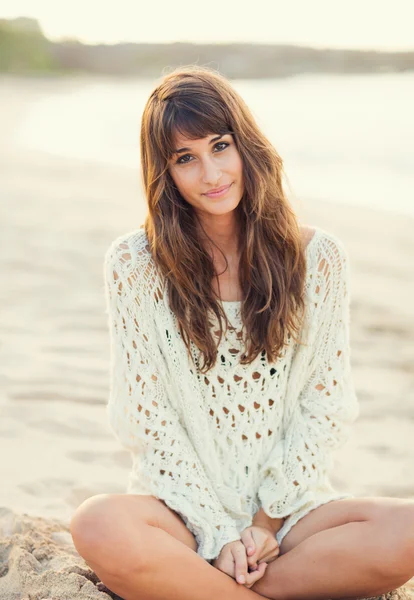 Mode de vie, belle jeune femme sur la plage au coucher du soleil — Photo