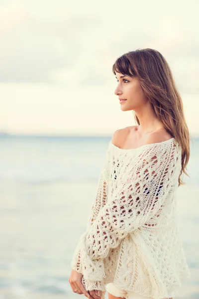 Estilo de vida de moda, hermosa mujer joven en la playa al atardecer — Foto de Stock