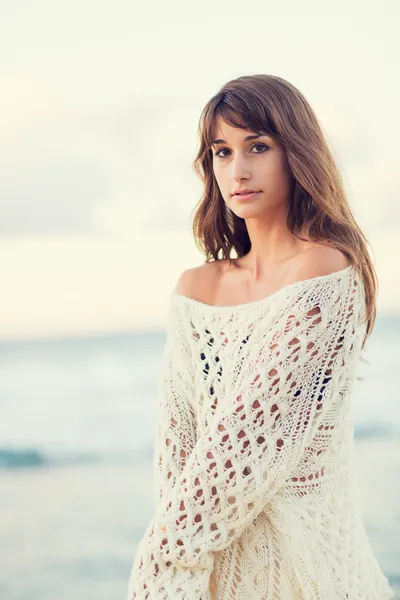 Fashion lifestyle, beautiful young woman on the beach at sunset — Stock Photo, Image