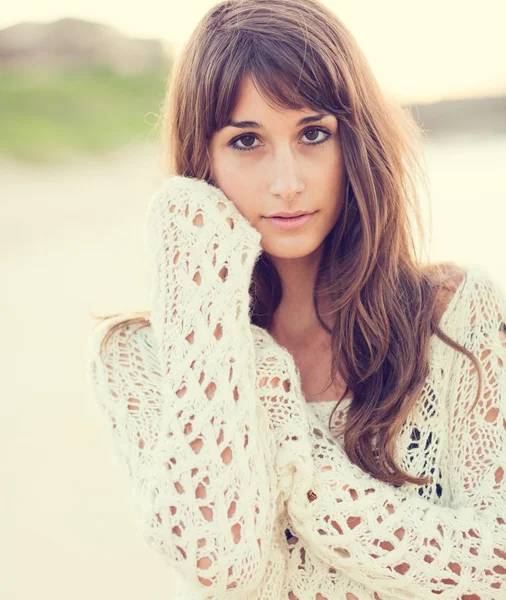 Fashion lifestyle, beautiful young woman on the beach at sunset — Stock Photo, Image