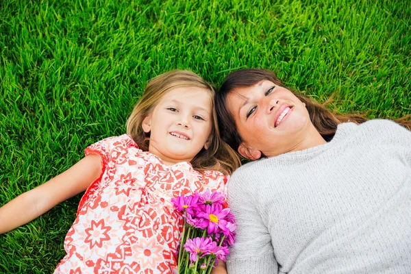 Mother and young daughter in the park — Stock Photo, Image