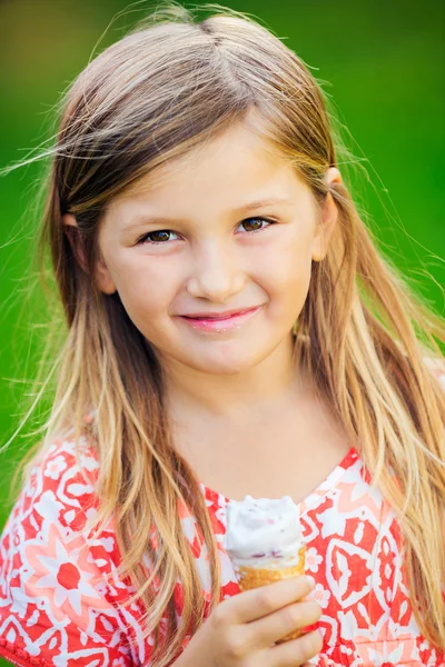 Girl with ice cream — Stock Photo, Image