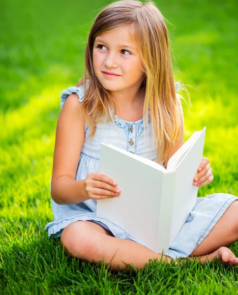 Adorável menina leitura livro — Fotografia de Stock