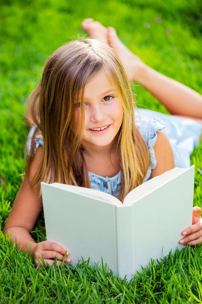 Adorabile libro di lettura bambina — Foto Stock