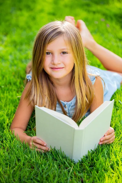 Adorável menina leitura livro — Fotografia de Stock