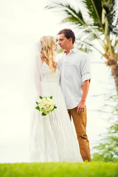 Bride and groom at sunset — Stock Photo, Image