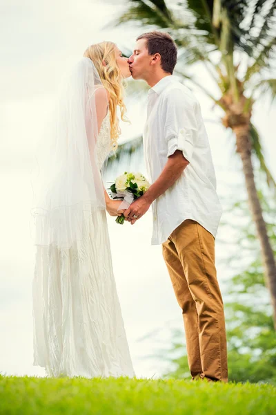 Bride and groom at sunset — Stock Photo, Image