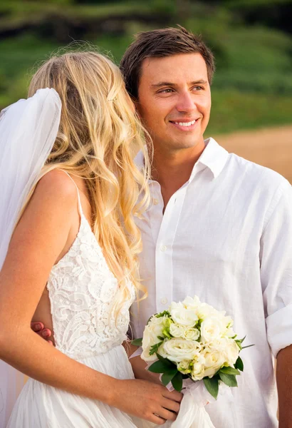 Bride and groom at sunset — Stock Photo, Image