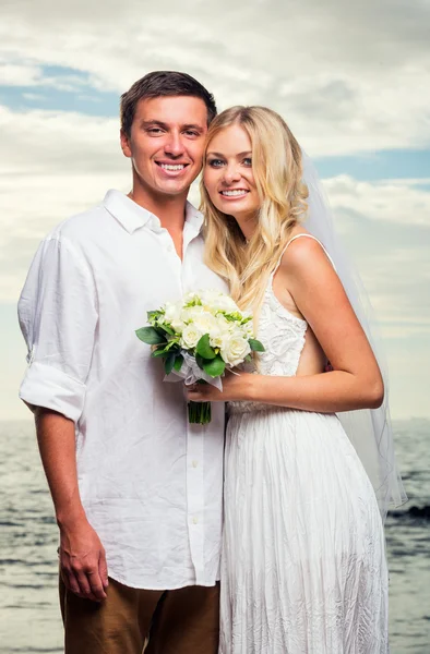 Noiva e noivo na praia tropical — Fotografia de Stock
