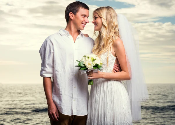 Mariée et marié à la plage tropicale — Photo