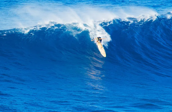 Surfer riding giant wave — Stock Photo, Image