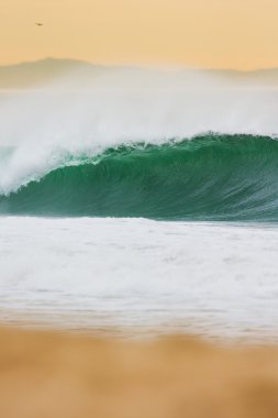 gün batımında okyanus dalgası