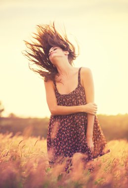 romantik altın alan gün batımında güneş elbise modeli