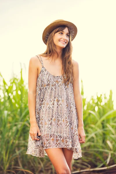 Mulher bonita ao ar livre em vestido de sol — Fotografia de Stock