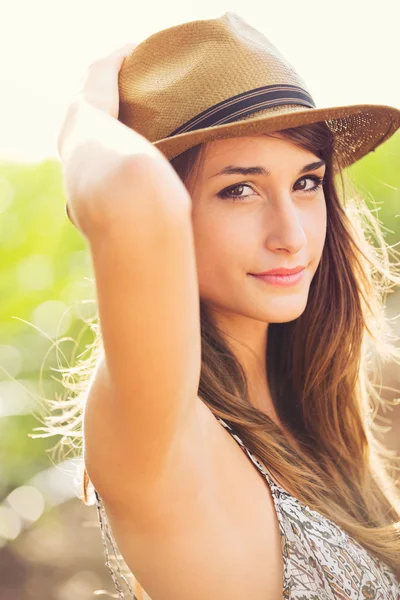 Mooie jonge vrouw buiten in de zon jurk — Stockfoto