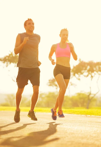 Couple running in the park at sunrise — Stock Photo, Image
