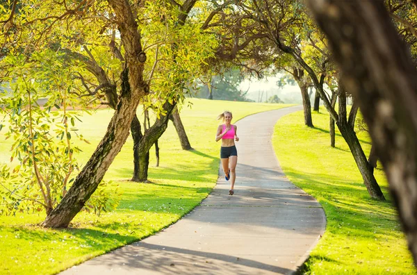 Frau läuft im Park — Stockfoto