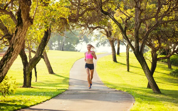 Donna che corre nel parco — Foto Stock