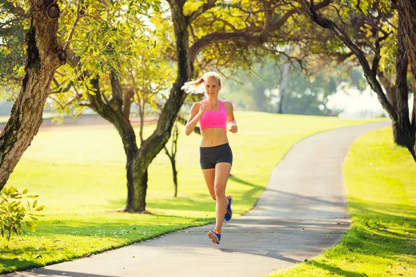 Woman running in the park — Stock Photo, Image