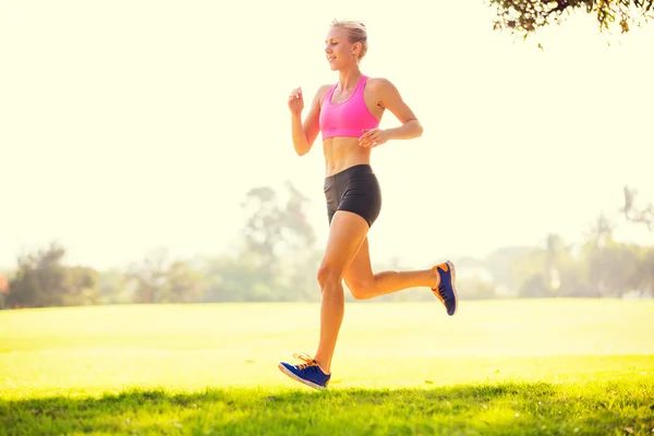 Donna che corre nel parco — Foto Stock