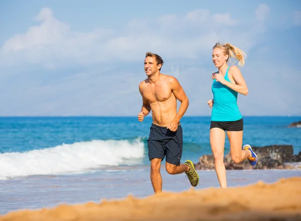 Paar läuft am Strand — Stockfoto