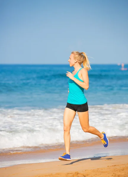 Vrouw loopt op het strand — Stockfoto