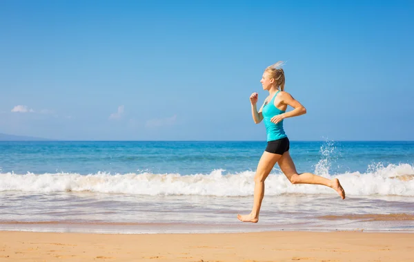 Femme courant sur la plage — Photo