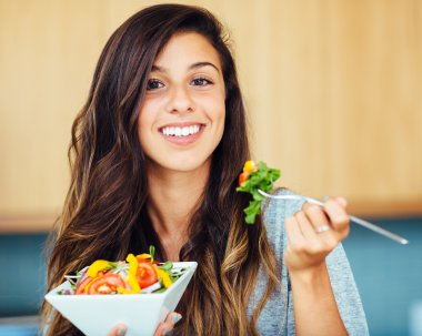 Salata yiyen kadın