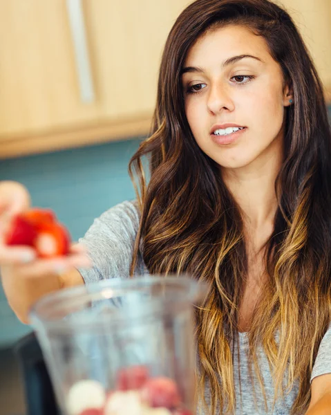 Wanita dengan Buah Smoothie — Stok Foto