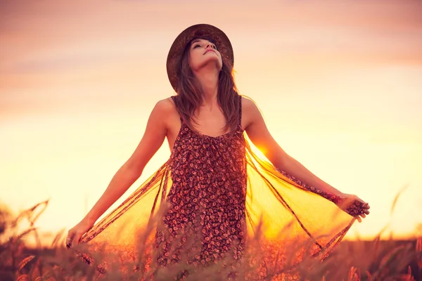 Donna in campo dorato al tramonto — Foto Stock