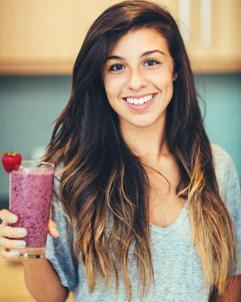 Donna con frullato di frutta — Foto Stock