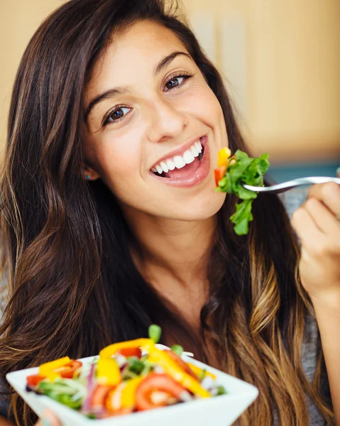 Mulher comendo salada — Fotografia de Stock