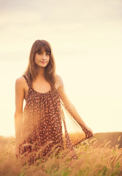 Gelukkige vrouw in veld — Stockfoto