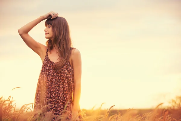 Mulher feliz no campo — Fotografia de Stock