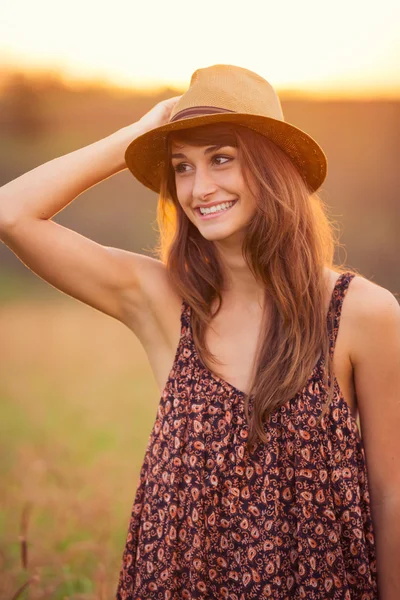 Frau auf dem Feld — Stockfoto