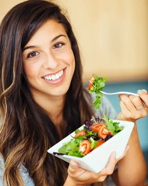 Mulher comendo salada — Fotografia de Stock