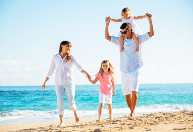 Kumsalda mutlu bir aile