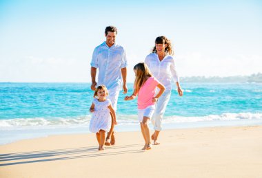 Kumsalda mutlu bir aile