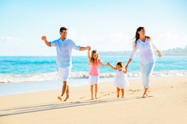 Kumsalda mutlu bir aile