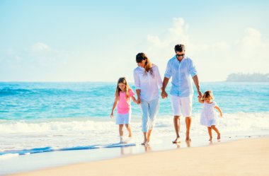 Kumsalda mutlu bir aile